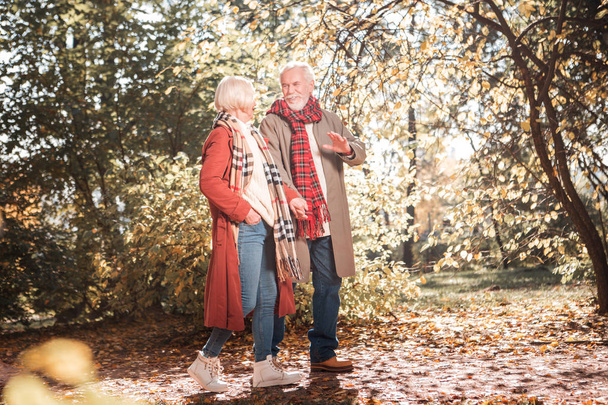 Приятные пожилые люди идут на свидание
 - Фото, изображение