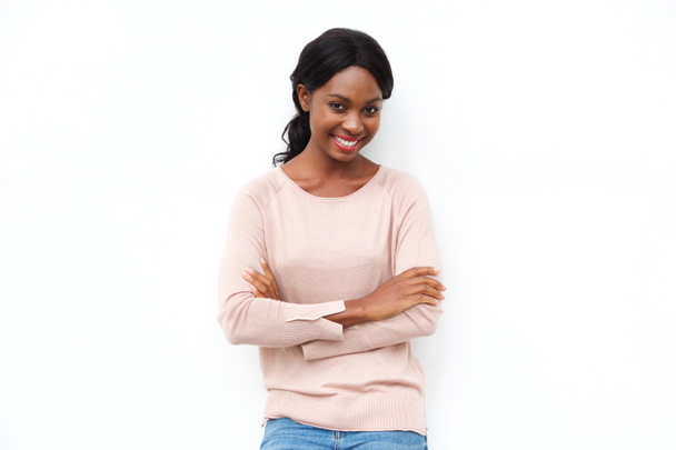 Retrato de bela jovem negra posando com os braços cruzados contra fundo branco isolado
 - Foto, Imagem