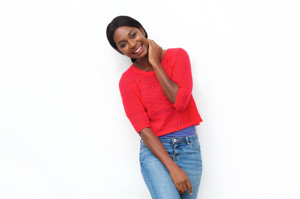 Gyönyörű fiatal afrikai-amerikai nő, mosolygó, fehér háttér portréja - Fotó, kép