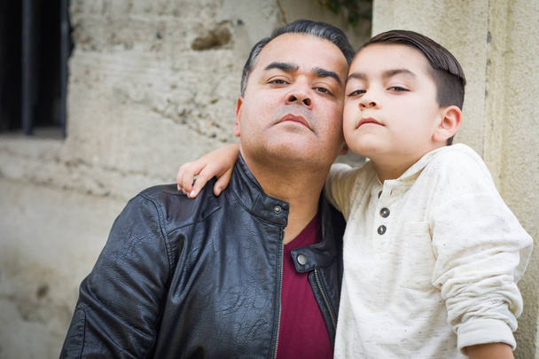Portret van gemengd ras Hispanic en Kaukasische zoon en vader - Foto, afbeelding