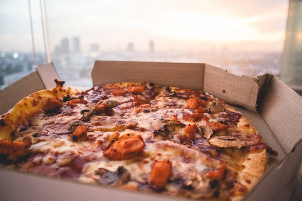 Close up of pizza and view of the city. Concept of city lifestyle. - Foto, Bild