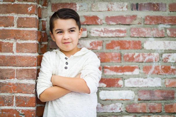 Porträt eines jungen hispanischen und kaukasischen Jungen mit gemischter Rasse. - Foto, Bild