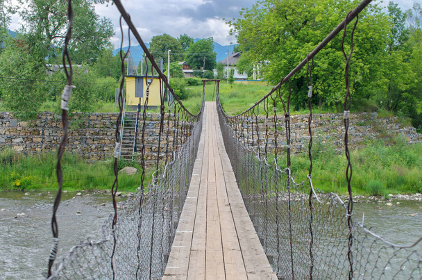 Κρεμαστή γέφυρα πέρα από τον ποταμό βουνό. Καρπάθια Ουκρανία - Φωτογραφία, εικόνα