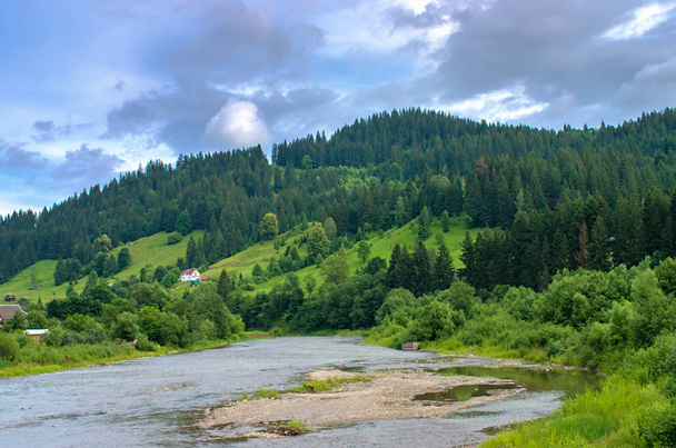 maison sur la rive de la rivière, au fond des montagnes. Carpates Ukraine
 - Photo, image