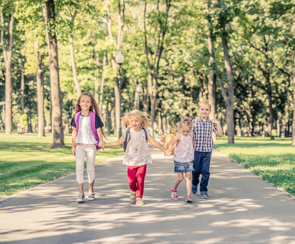 Kids Walking in the Park - Zdjęcie, obraz
