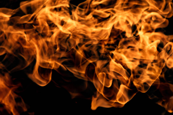 огонь пламени на черном фоне - Фото, изображение