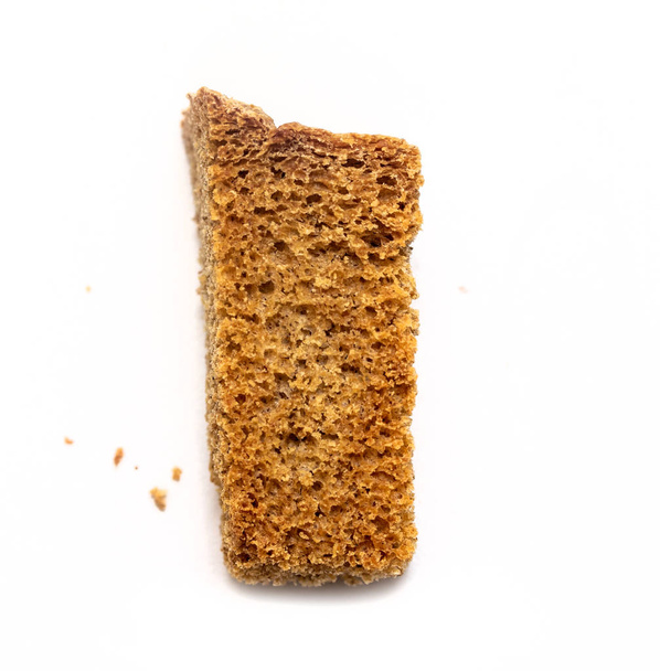 kousky smaženého chleba suchary na bílém pozadí - Fotografie, Obrázek