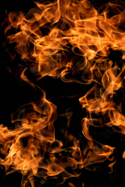 Flammen auf schwarzem Hintergrund - Foto, Bild