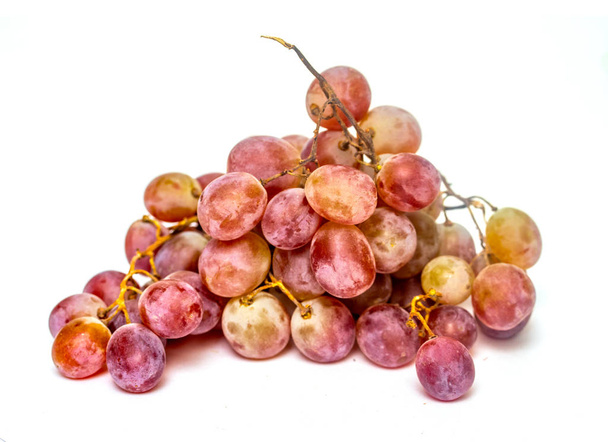 racimo maduro de uvas sobre un fondo blanco
 - Foto, imagen