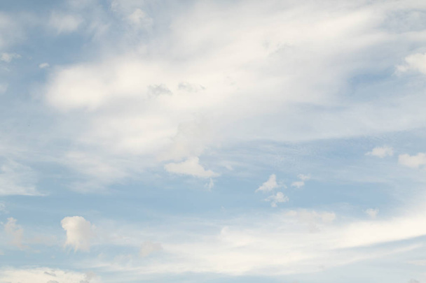 Błękitne niebo z białymi chmurami, Tło natury - Zdjęcie, obraz