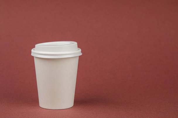 Δοχείο καφέ χαρτιού με λευκό καπάκι. Δοχείο αναψυκτικών. Υπόδειγμα Κυπέλλου ποτών για τη σχεδίασή σας. - Φωτογραφία, εικόνα