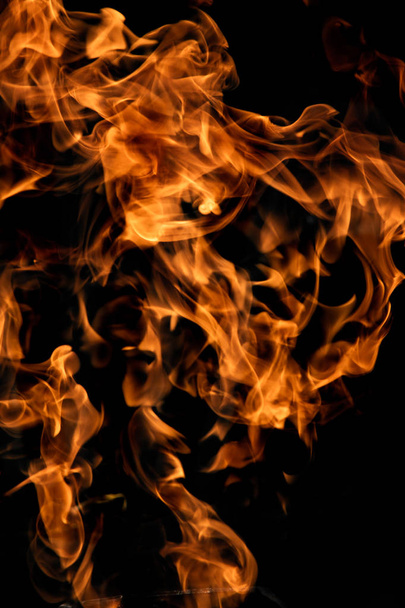 chamas de fogo em um fundo preto - Foto, Imagem