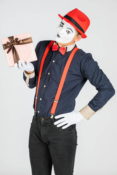 Happy МІМ Холдинг Подарункова коробка ізольований на білому - Фото, зображення