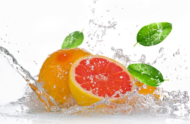 Grapefruit with splashing water - Foto, afbeelding