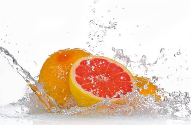 Grapefruit with splashing water - Valokuva, kuva