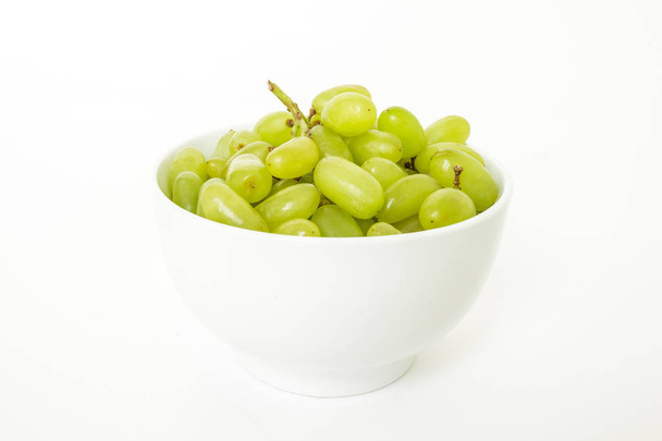 uva verde en tazón dieta fruta orgánica sobre fondo blanco
 - Foto, Imagen