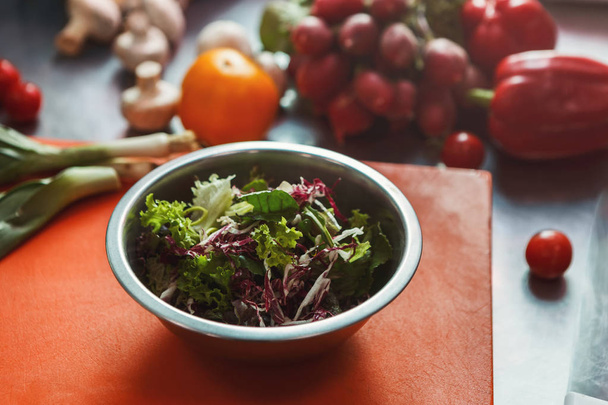 Ruoanlaitto ainekset salaattia ja keittiötarvikkeita
 - Valokuva, kuva