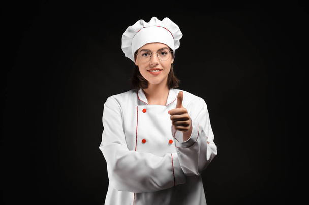 Giovane chef donna su sfondo scuro
 - Foto, immagini