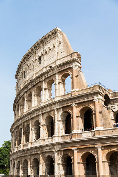 広い垂直外装表示のローマ時代のコロシアムで晴れた日に - 写真・画像
