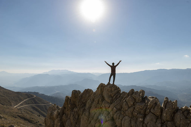 гірські пейзажі, успіх вершини і сміливий альпініст
 - Фото, зображення