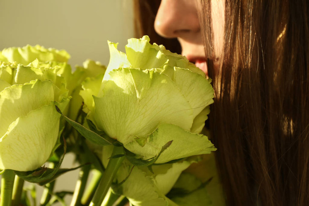 Femme avec bouquet de roses vertes, gros plan
 - Photo, image