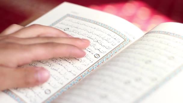 Чтение Корана в мечети - Кадры, видео
