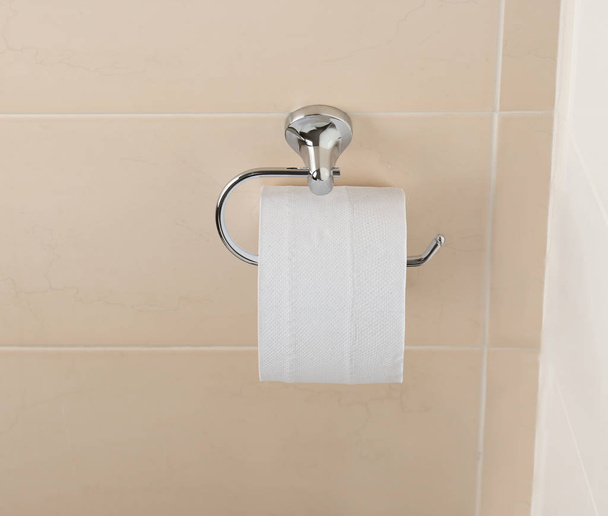 Rouleau de papier toilette dans les toilettes
 - Photo, image