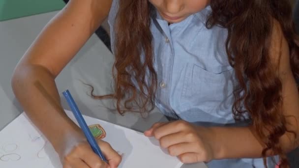 Linda niña pelirroja sonriendo alegremente, mientras dibuja
 - Metraje, vídeo