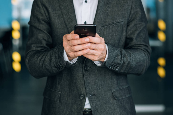 business man messaging texting phone communication - Фото, зображення