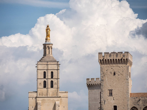 El palacio papal, un palacio histórico situado en Aviñón, al sur de Francia. Es uno de los edificios góticos medievales más grandes e importantes de Europa. Las nubes se están moviendo detrás
. - Foto, imagen