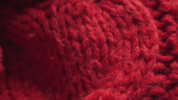 Het patroon van een rode gebreide sjaal. Close-up shot, slow-motion. - Video