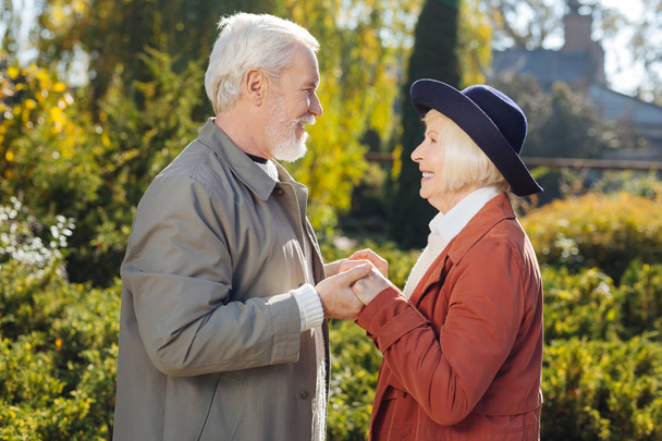This is love. Nice aged couple looking at each other while being in love - Foto, imagen