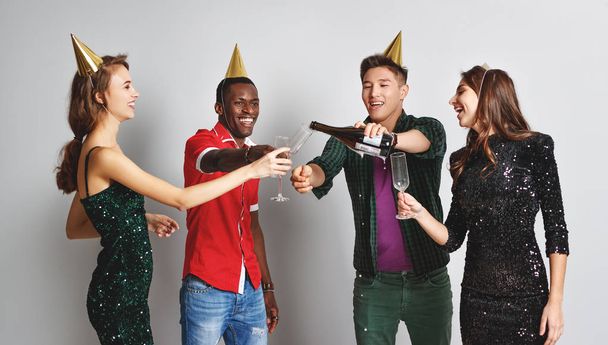 festa aziendale amici felici ballare con coriandoli e champagn
 - Foto, immagini