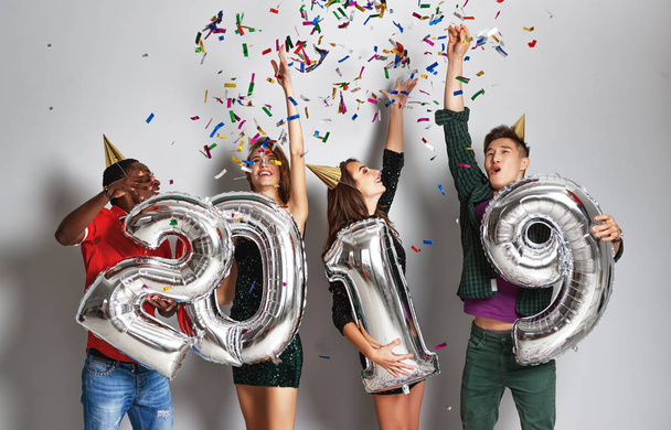 Festa de Ano Novo. companhia de amigos alegres com números de ballonss 201
 - Foto, Imagem