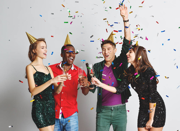 Strona firmy przyjaciele szczęśliwy taniec z konfetti i champagn - Zdjęcie, obraz