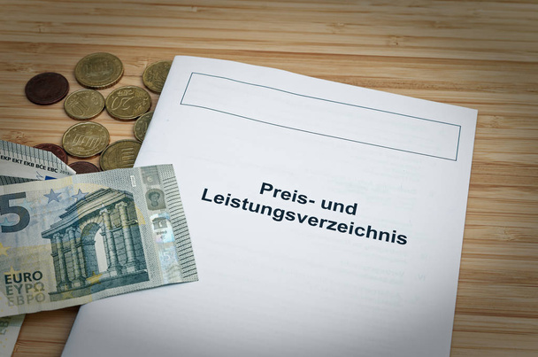 Στο γερμανικό Preis-und Leistungsverzeichnis Τράπεζας ή πιστωτική κάρτα στα Αγγλικά Κατάλογος τιμές και υπηρεσίες με κέρματα ευρώ και λεπτά του ευρώ - Φωτογραφία, εικόνα