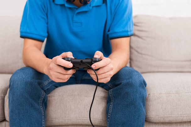 Teenager spielt Videospiele mit Steuerknüppel in der Hand - Foto, Bild