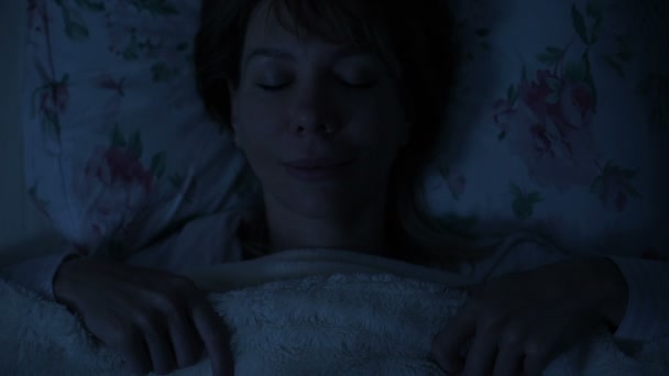 Close-up de uma menina à noite deitada na cama e não pode dormir olhando para o teto. Vista de cima
 - Filmagem, Vídeo