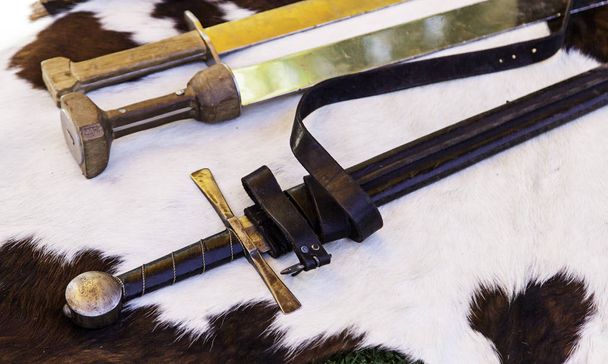 Bir şövalyede eski ortaçağ kılıcı, savaş silahının ayrıntıları. - Fotoğraf, Görsel