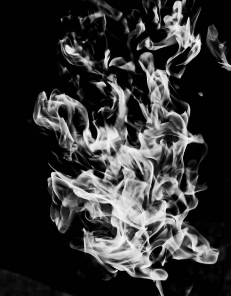 weiße Rauchflamme auf schwarzem Hintergrund - Foto, Bild