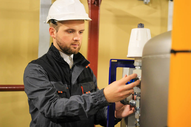 Technician on oil and gas refinery industrial - Fotoğraf, Görsel