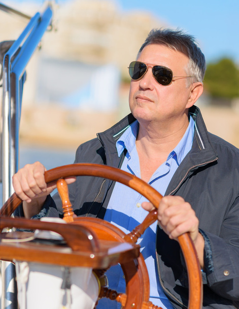 Älterer Mann am Steuer eines Segelbootes - Foto, Bild