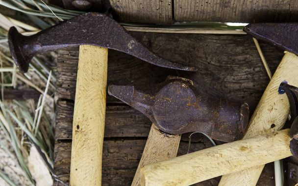 Martelli in metallo antico per colpire, dettaglio di utensili da lavoro - Foto, immagini