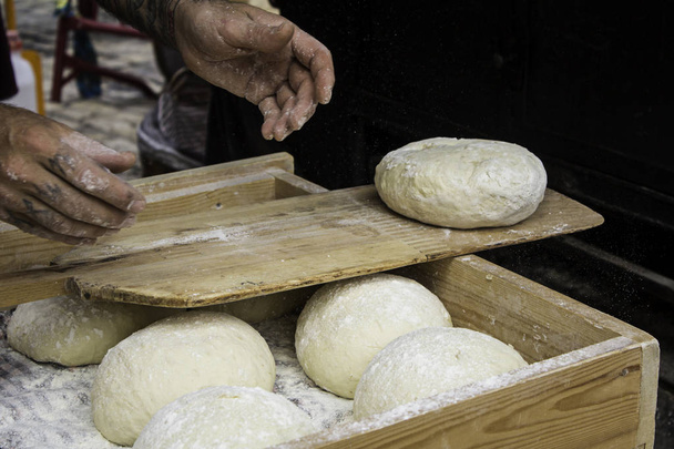 Panaderos amasando masa de pan de manera tradicional, detalle de trabajo artesanal, comida diaria, vida saludable - Foto, Imagen