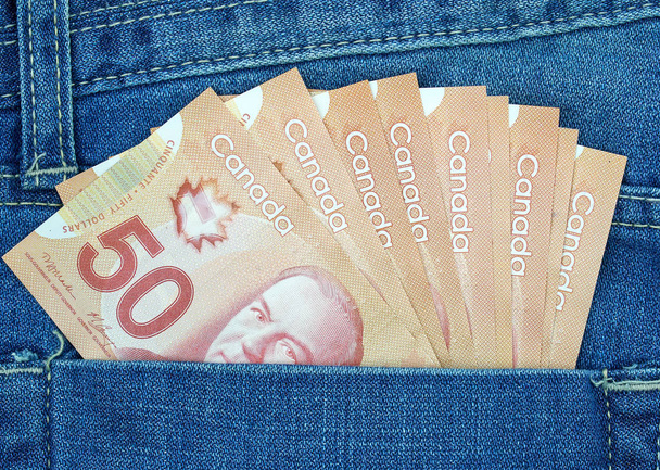 soldi canadesi in una tasca di jeans azzurri
 - Foto, immagini