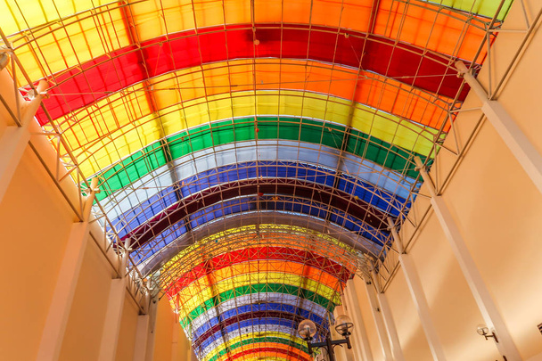 arquitetura cúpula de vidro colorido
 - Foto, Imagem
