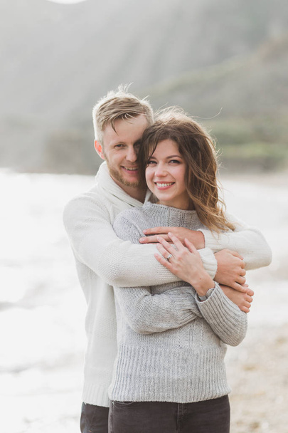Mężczyzna i kobieta w miłość korzystających razem, w pobliżu morza, działającego przy plaży, śmiejąc się, Całowanie i przytulanie - Zdjęcie, obraz