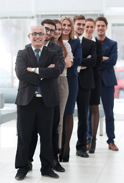 επαγγελματική ομάδα με αυτοπεποίθηση κοιτάξουμε προς τα εμπρός, στέκεται στη μέση του γραφείου - Φωτογραφία, εικόνα