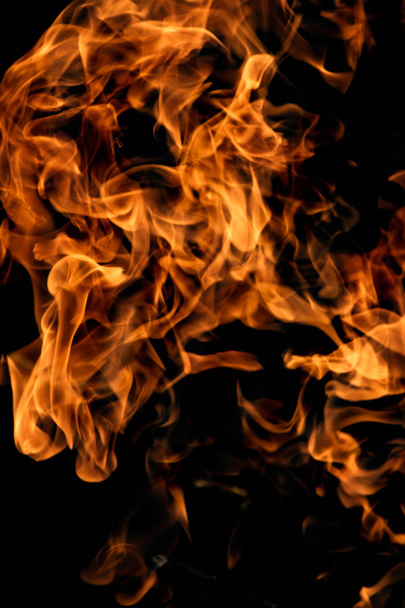 vuur vlammen op een zwarte achtergrond - Foto, afbeelding