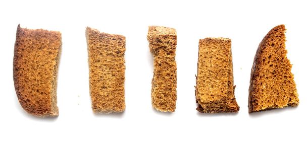 kawałki chleba smażone Sucharki na białym tle - Zdjęcie, obraz